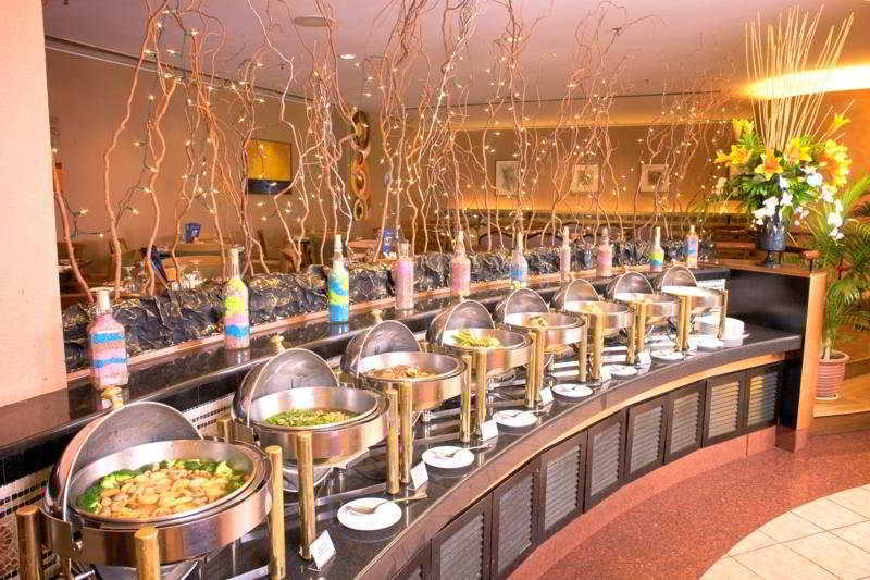 Royale Chulan Серембан  Экстерьер фото A buffet at a hotel