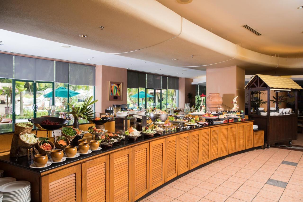 Royale Chulan Серембан  Экстерьер фото A buffet at a hotel